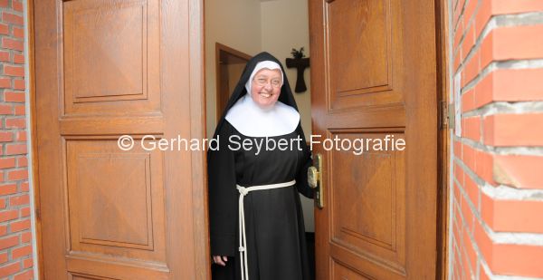 Schwester Bernadette im Klarissenkloster an der Pforte
